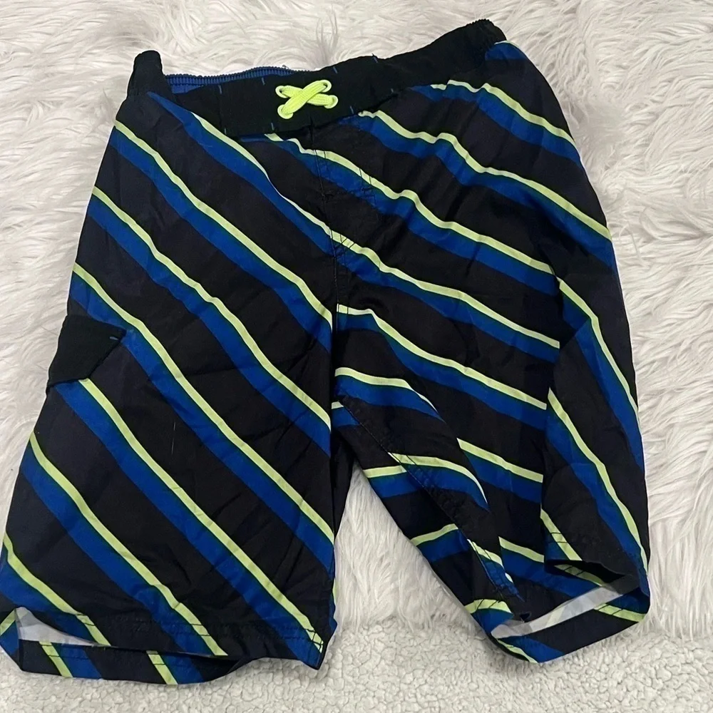 5 Bundle boys Medium clothing shirts and shorts, swim short size 12/14 boys